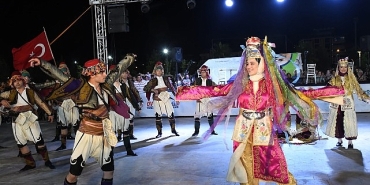 8-ulke-torbalida-bulustu-halk-danslari-geceye-damga-vurdu.jpg