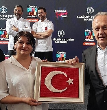 atolyemizde-dokudugumuz-turk-bayragini-hediye-ettik.jpg