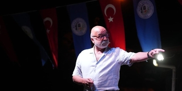 bogazicinde-siir-ve-muzik-esliginde-sanat-dolu-bir-aksam-yasandi.jpg