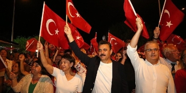 dikilide-30-agustos-zafer-bayrami-coskusu.jpg
