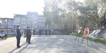 inegolde-zafer-bayrami-coskusu-resmi-torenlerle-basladi.jpg