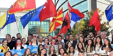 osmangazide-uluslararasi-balkan-festivali-renkli-goruntulerle-start-aldi.jpg