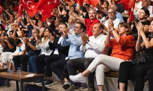 balcovalilar-sevcan-orhanla-costu.jpg