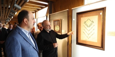 baskan-altay-meydan-evlerinde-sergileri-ve-esnaflari-ziyaret-etti.jpg