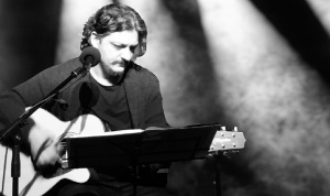 emre-cakmakoglundan-yeni-tekli-tam-da-yeri.jpg