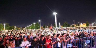 ferdi-tayfur-sarkilari-bu-kez-acik-havada-binlerce-sanatseverle-bulustu.jpg