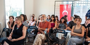 karsiyakada-genc-tasarimcilarin-eserleri-galeri-altta-sergileniyor.jpg