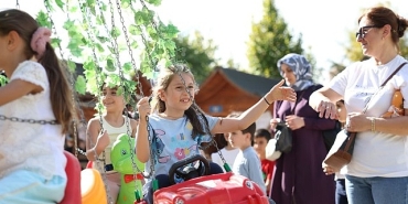 kucukcekmecede-90lar-konseptli-yaza-veda-festivali-buyuk-ilgi-gordu.jpg