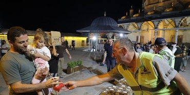 mevlit-gecesinde-kandil-simidi-ve-serbet-dagitildi.jpg