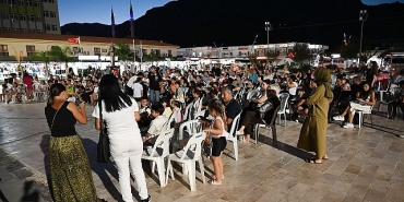 minik-ogrencilere-acik-havada-sinema-keyfi.jpg