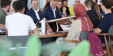 omer-celik-tazeye-gitti-milli-iradeyi-cok-begendi.jpg