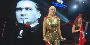omur-gedik-konserinde-4-bin-turk-bayragi-dagitildi.jpg