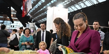 ahmet-umit-antalya-kitap-fuarinda-okurlariyla-bulustu.jpg