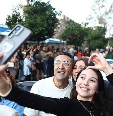 antalya-altin-portakal-film-festivalinde-geleneksel-kortej-coskusu.jpg