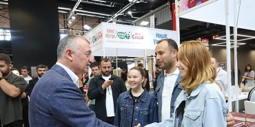 baskan-buyukakin-fuari-gezdi-kitap-severler-ile-sohbet-etti.jpg