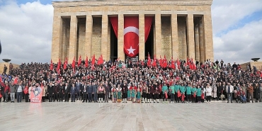 baskan-ozarslan-ve-binlerce-keciorenli-anitkabirde-atanin-huzurunda.jpg