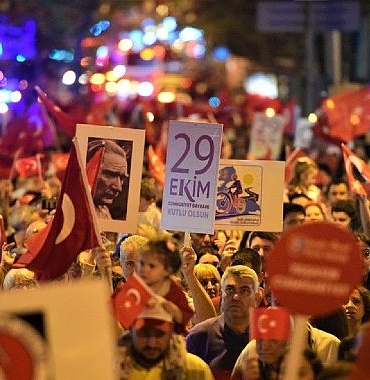 bornovada-cumhuriyet-bayramina-coskulu-kutlama.jpg