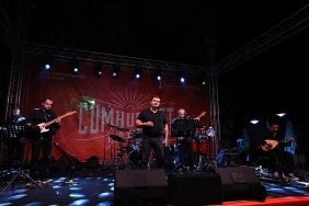 efes-selcukta-29-ekim-gururu-cumhuriyet-coskusu-meydanlara-tasti.jpg