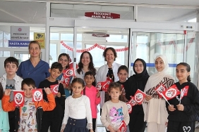 eu-dis-hekimligi-fakultesi-cocuklarla-cumhuriyet-coskusunu-paylasti.jpg