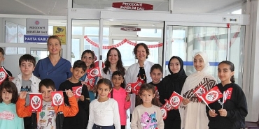 eu-dis-hekimligi-fakultesi-cocuklarla-cumhuriyet-coskusunu-paylasti.jpg