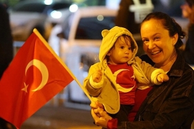 karabaglar-da-coskulu-cumhuriyet-korteji.jpg
