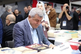 karaosmanoglu-kitap-fuarinda-kitabini-imzaladi.jpg