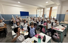 kitap-fuarinin-habercisi-kumbaralar-ogrencilere-dagitildi.jpg