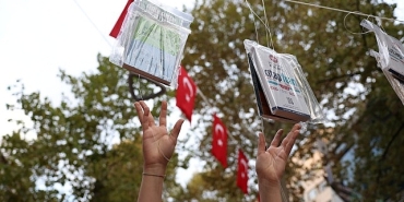 kocaelide-gelenek-bozulmadi-kitaplar-yine-ilk-agaclarda-acti.jpg