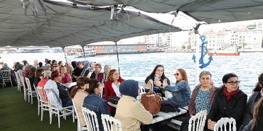 kucukcekmeceli-kadinlar-istanbul-bogazinda.jpg