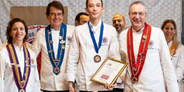 movenpick-hotel-istanbul-marmara-seanin-genc-sefi-engin-ozcan-jeunes-chefs-rotisseurs-yarismasinda-gumus-madalya-ile-odullendirildi.jpg