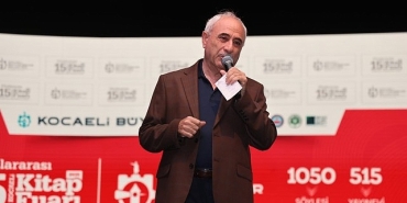 nurullah-gencten-kocaeli-kitap-fuarinda-hafizalara-kazinan-soylesi-bir-tas-attilar-dunya-yerinden-oynadi.jpg