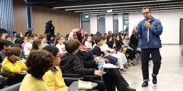 yazar-basili-kitap-fuarinda-cocuklari-eglendirdi.jpg