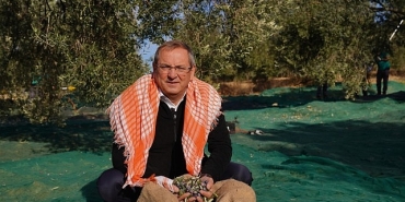 yerin-altinin-degil-ustunun-daha-kiymetli-olduguna-inaniyorum-diyen-baskan-mesut-ergin-zeytinyagi-ayvalikin-vazgecilmez-bir-kulturudur.jpg