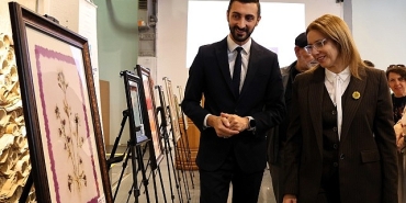 kagitta-acan-cicekler-sanatseverleri-bekliyor.jpg
