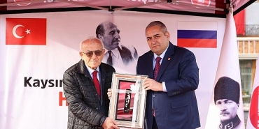 kaysin-kuliyevin-yeni-bustu-torenle-acildi.jpg