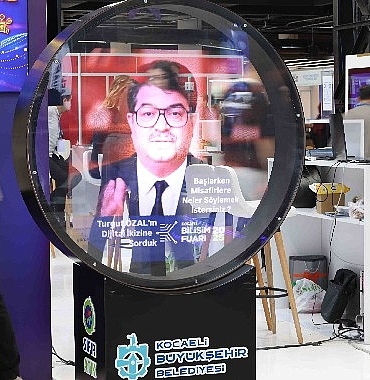 turgut-ozal-hologram-yontemiyle-bilisim-fuarinda.jpg