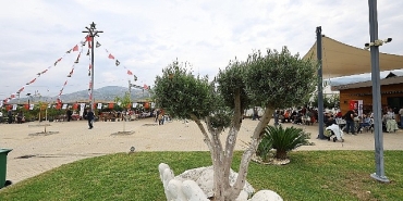 yazar-yekta-kopan-efes-tarlasi-yasam-koyunde-okurlariyla-bulusuyor.jpg