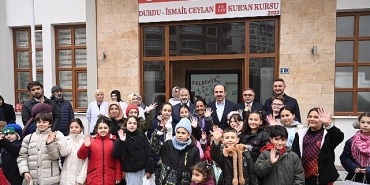 baskan-altay-cocuklarin-sivlilik-coskusuna-eslik-etti.jpg