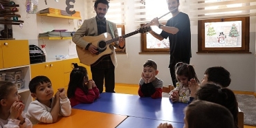 baskan-cercoglu-ile-cocuklar-notalarin-renkleriyle-tanisti.jpg