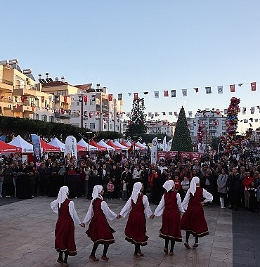baskan-vekili-busra-ozdemir-noel-baba-festivaline-katildi.jpg
