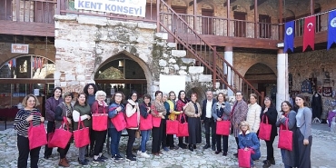 dikis-atolyesi-etkinliginde-el-emegi-goz-nuru-cantalar-uretildi.jpg