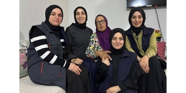 kartepede-buyuklerin-yalnizligina-dokunan-sicak-bir-el.jpg