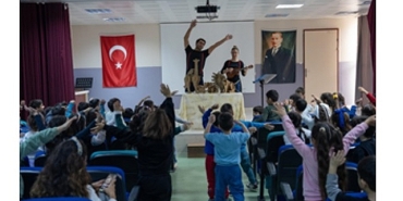 kendini-arayan-zurafa-bucada-miniklerle-bulustu.jpg