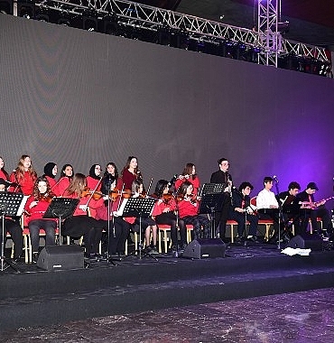 osmangazinin-genc-muzisyenleri-bursalilara-muzik-ziyafeti-sundu.jpg