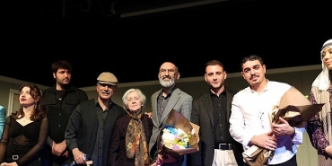 ozgur-aksoy-tiyatro-gunlerine-gorkemli-final.jpg