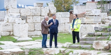 smyrna-tiyatrosu-gun-yuzune-cikiyor.jpg