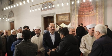vali-akin-ve-baskan-altay-regaip-kandilinde-konyalilarla-bulustu.jpg