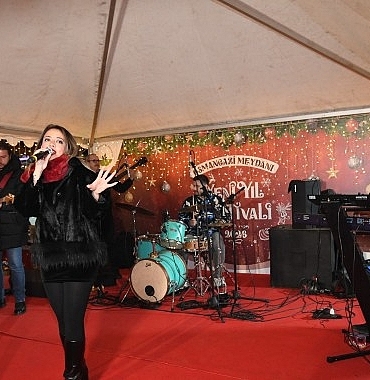 yeni-yil-festivalinde-sarkilar-bursalilarin-icini-isitti.jpg