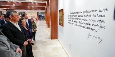 chp-genel-baskani-ozgur-ozel-sarisin-bir-kurt-sergisini-gezdi.jpg