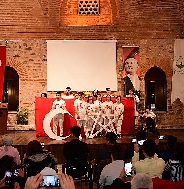osmangazi-belediyesi-engel-tanimayan-yureklerle-milli-ruhu-yansitti.jpg